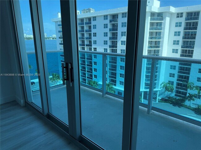 Foto del edificio - 7501 E Treasure Dr