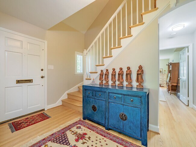 Foto del edificio - Superbly Renovated Bethesda Home In Sumner...