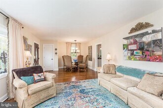 Building Photo - 523 Wayne Ave