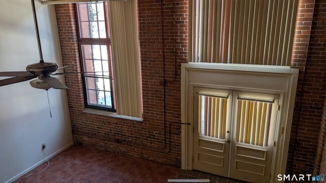 Building Photo - 839 Main St