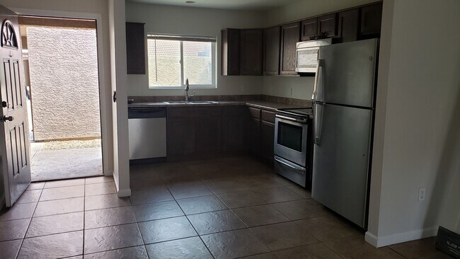 Foto del edificio - 3 Bedroom 2 Bathroom Town-home in Central ...