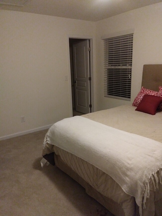 Foto del edificio - 2108 Pear Tree Ln