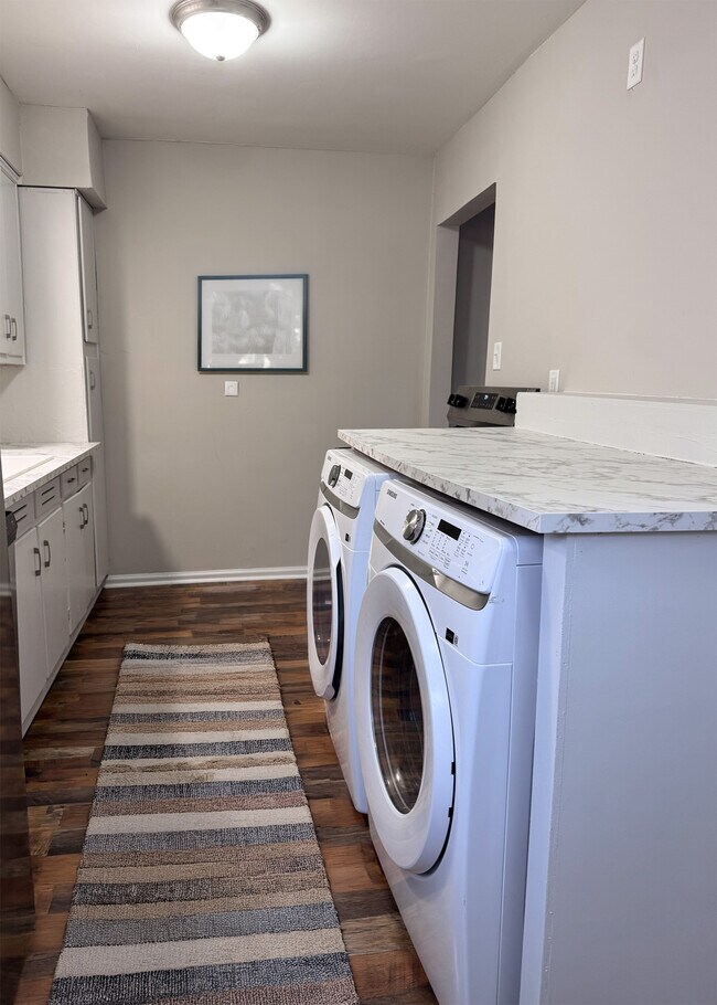 Foto del edificio - 599 Estridge Dr