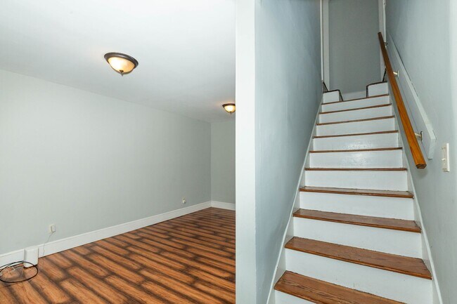 Foto del edificio - 2 Bed, 2 Bath Farmhouse-Style Home in Kear...