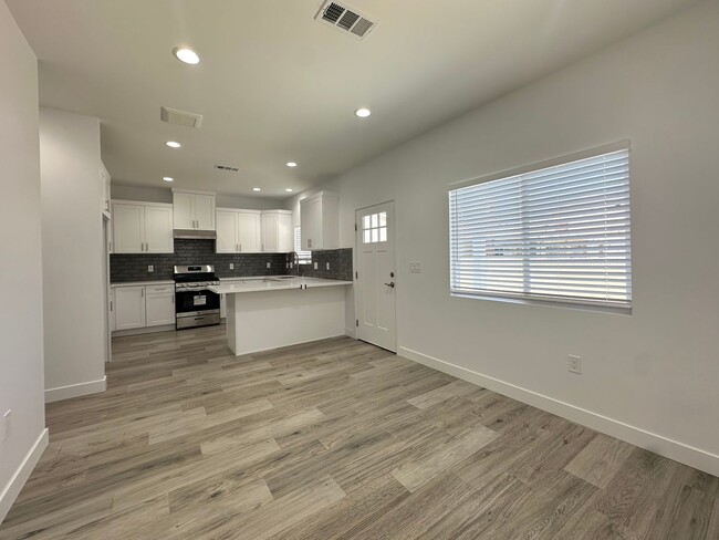 Building Photo - Willow Cir