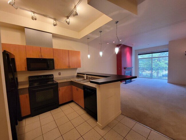 Building Photo - Immediate move in available; 1 bedroom condo with large den