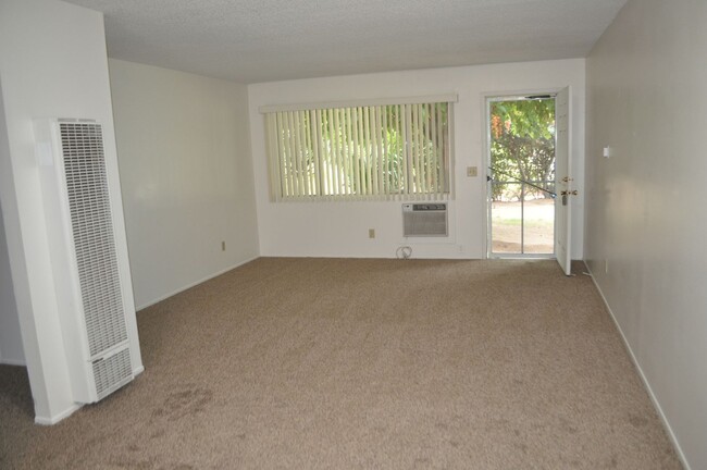 Building Photo - Single-Story 2-Bedroom Duplex in Redlands!