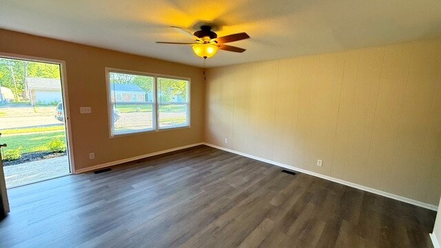 Foto del edificio - EAST SIDE 4 BEDROOM/1.5 BATH RANCH HOME FULLY RENOVATED AND AVAILABLE IMMEDIATELY
