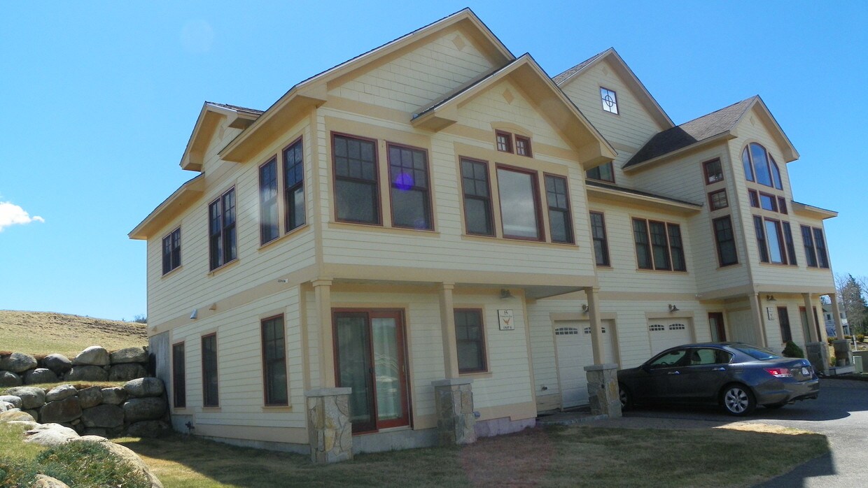 Primary Photo - 9 Greenscapes Ln