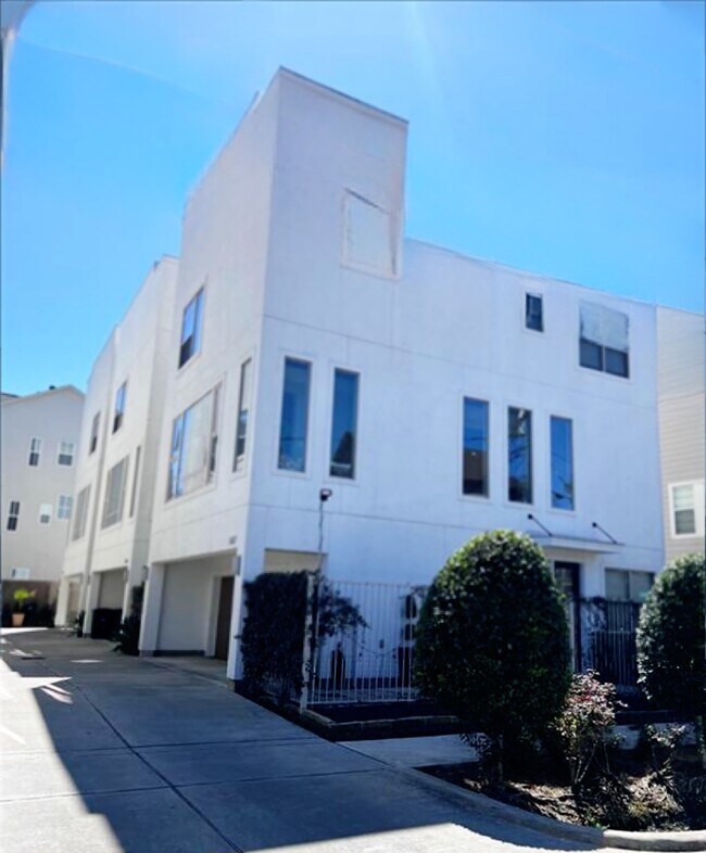 Building Photo - 5327 Lillian St