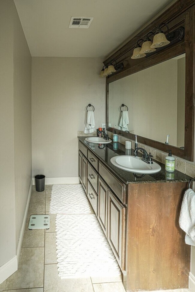 Foto del edificio - Beautiful Eastlake Home, easy access to Ft...