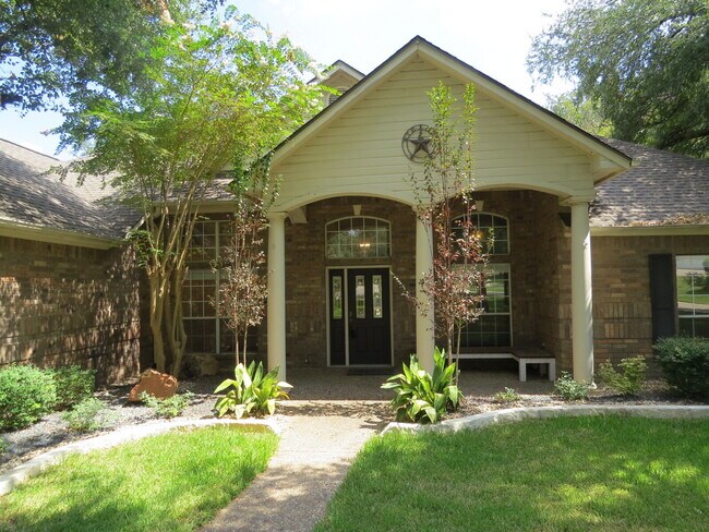 Building Photo - "Charming 4-Bed Oasis in Belton with Granite Touches & Cozy Fireplace!"