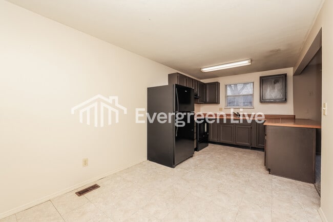 Building Photo - 4727 Stonehedge St