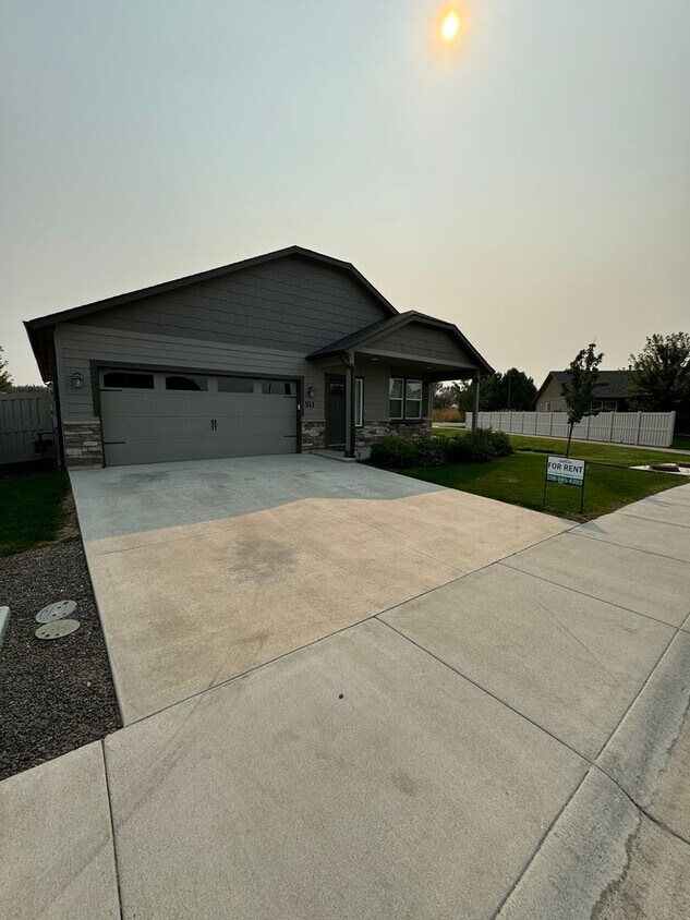 Foto principal - Charming 3-bedroom, 2-bathroom home locate...