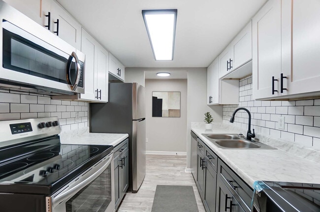 Building Photo - Emerald Square Villas