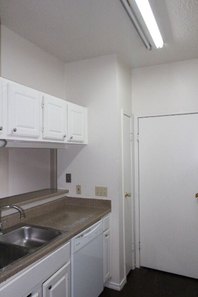 Building Photo - Edgecreek Condo