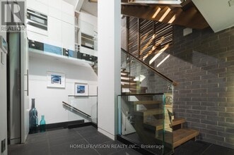 Building Photo - 4 Astley Ave