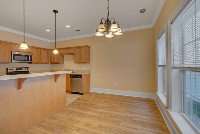 Building Photo - Lovely updated 3 bedroom, 2.5 bath townhome in Savannah's Oak Pointe Subdivision.
