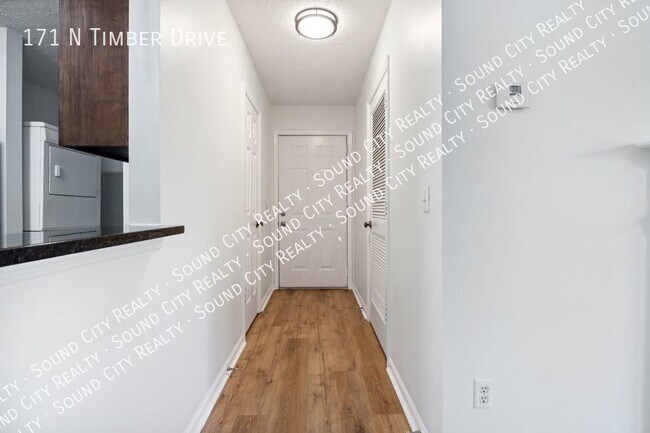 Building Photo - Donelson! Available now! Spacious 2 bedroo...