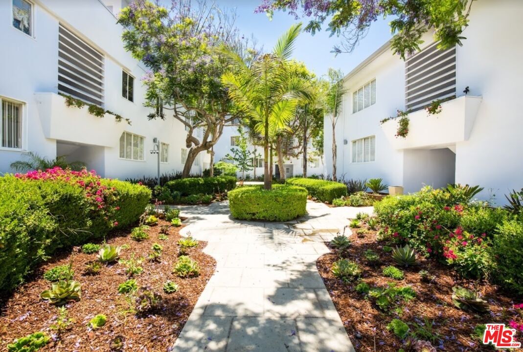 Primary Photo - 136 San Vicente Blvd