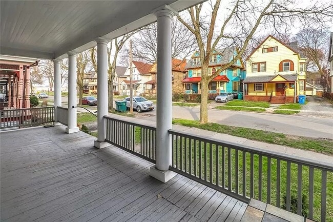 Front Porch - 473 Alexander St