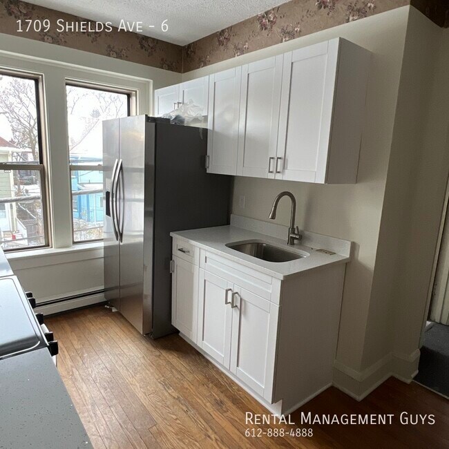 Foto del edificio - Huge 2 Bedroom! Completely Remodeled!