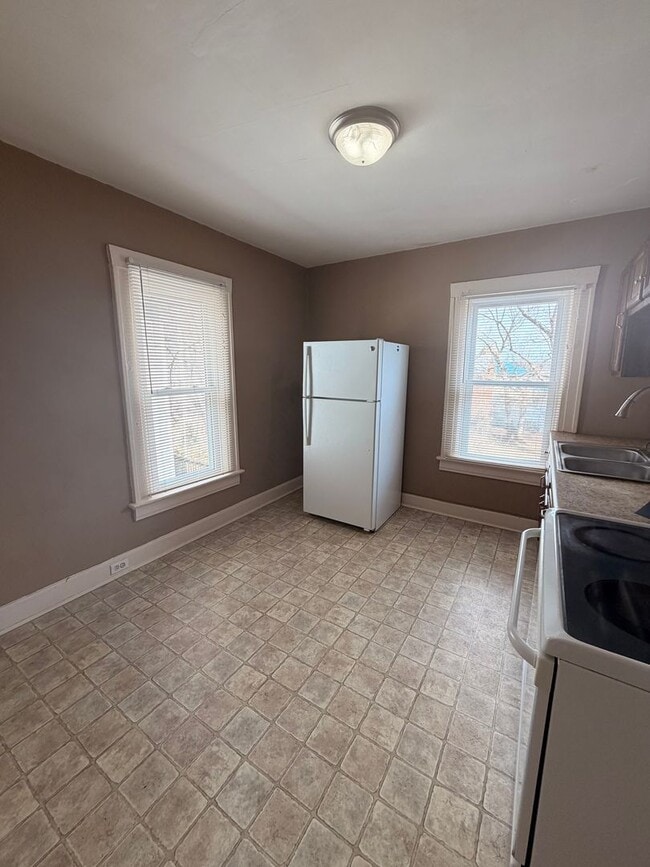 Building Photo - 105 E Hickman St