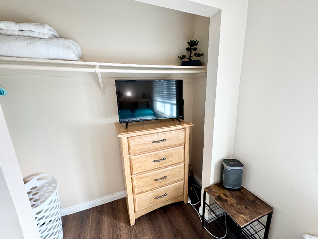 Building Photo - 5333 Longridge Ave