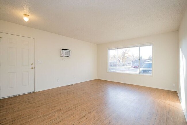 Building Photo - 2 Bed, 1 Bath Home in Loveland!