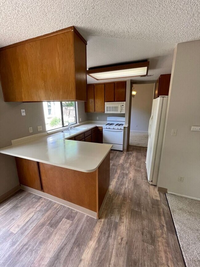 Building Photo - Now Ready! Newly Updated and Spacious 3/2....