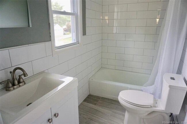 Foto del edificio - 15 Crofut Pl