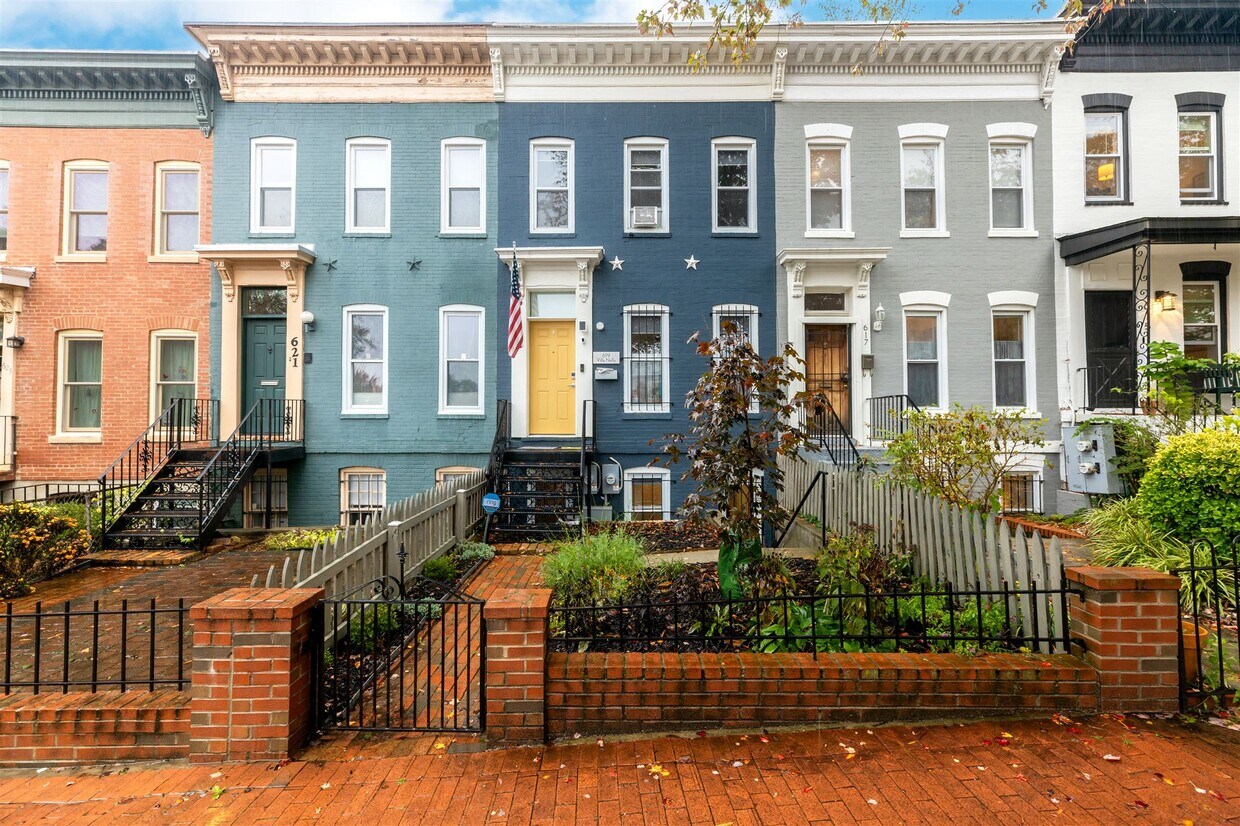 Primary Photo - 619 10th St NE