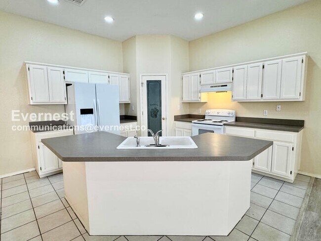 Foto del edificio - 3 Bed, 2 Bath Townhome with Attached Garage / Pet-Friendly / Available Now!