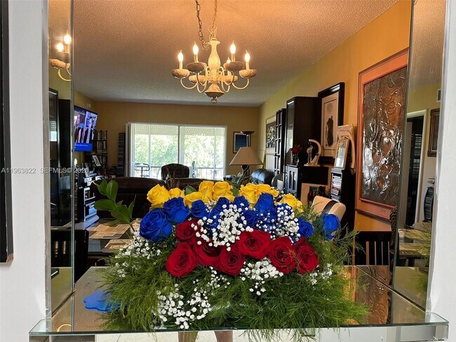 Foto del edificio - 671 S Hollybrook Dr