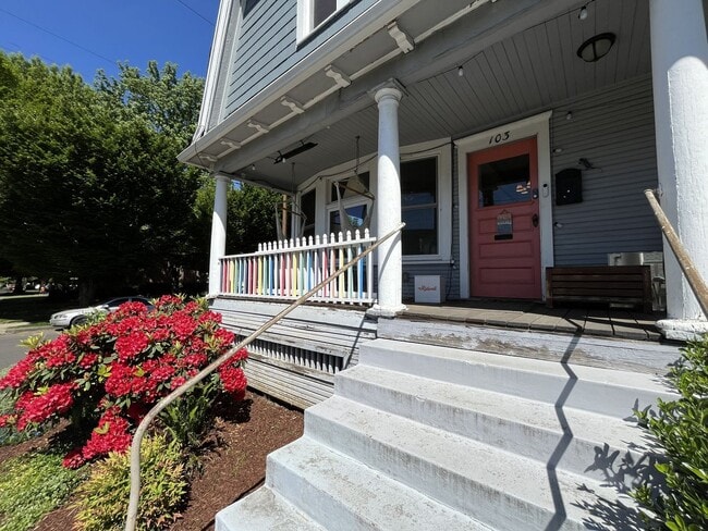 Building Photo - Warm and Welcoming Portland Home with Classic Charm, Modern Kitchen & Outdoor Deck