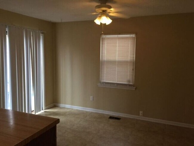 Building Photo - 205 Gregory Dr