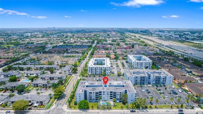 Foto del edificio - 8201 NW 8th St