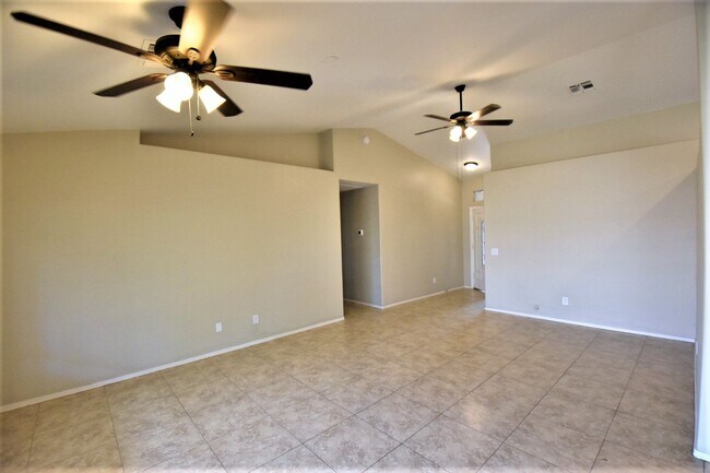 Foto del edificio - 8934 W Encanto Blvd