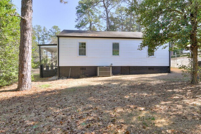 Foto del edificio - Completely Remodeled, Three Bedroom, One Bath