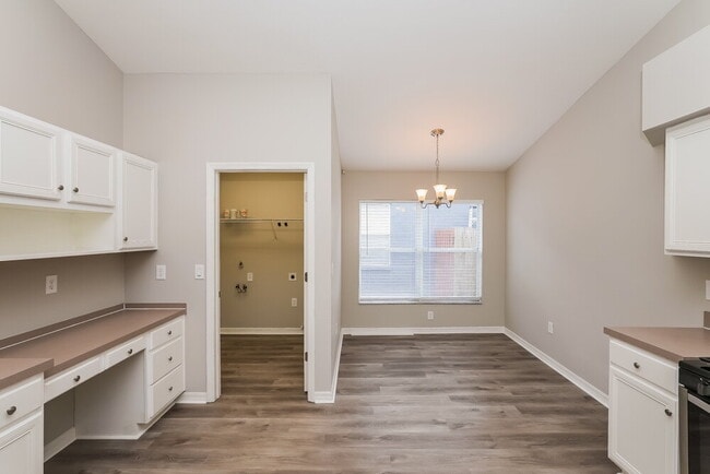 Foto del edificio - 6814 Monarch Park Dr