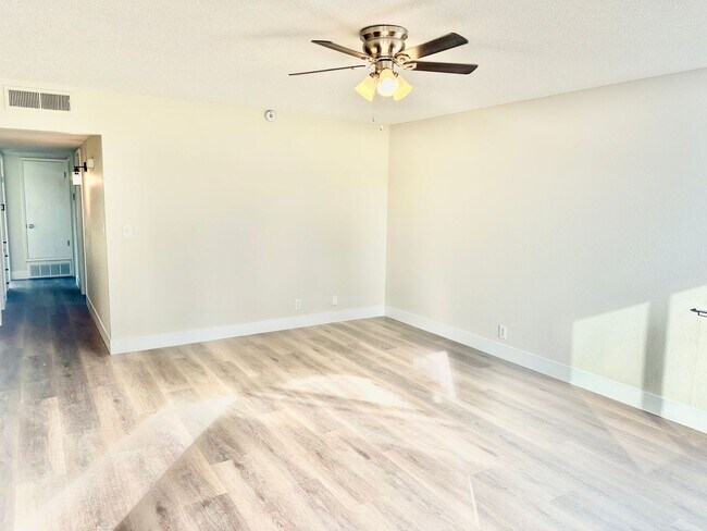 Building Photo - Fully Remodeled Kerman 3/2 with Pool