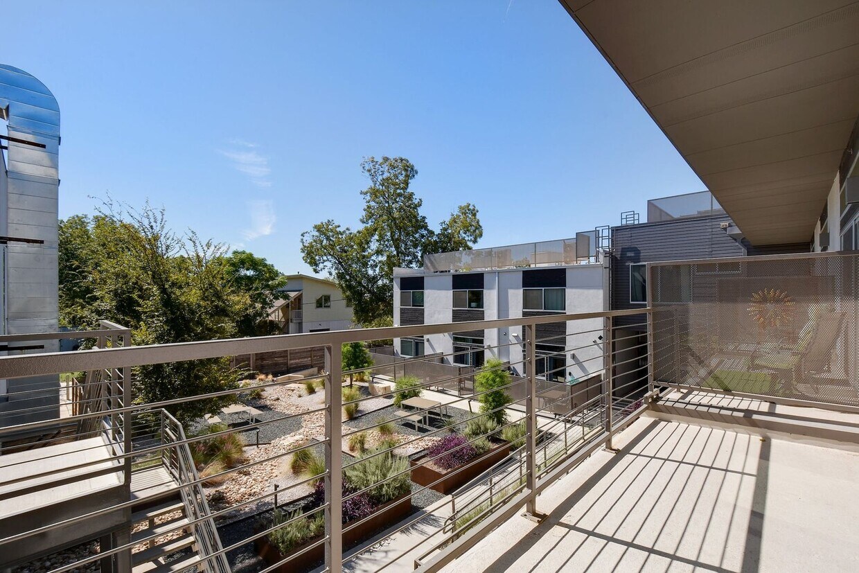 Primary Photo - Luxurious Contemporary Condo in the Heart ...