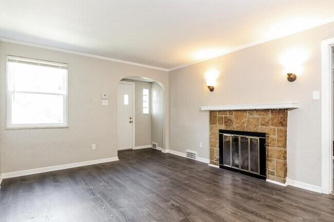 Foto del edificio - 2136 Laketon Rd
