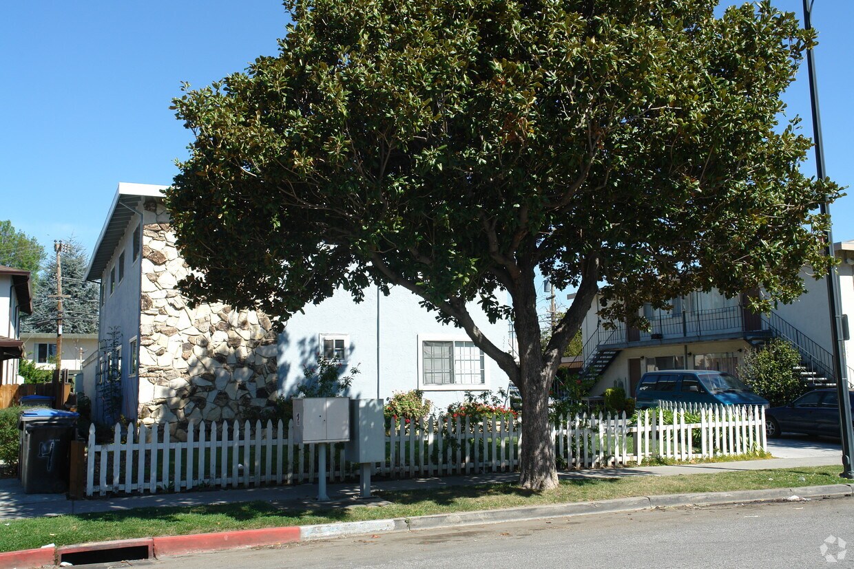 Building Photo - 3241 Williamsburg Dr