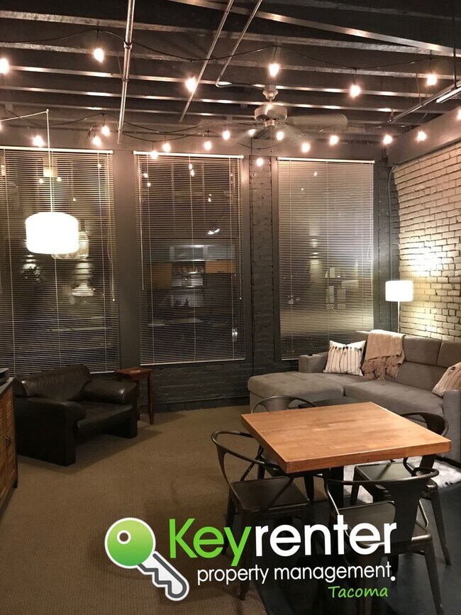 Building Photo - Breathtaking Condo in the Heart of Downtow...