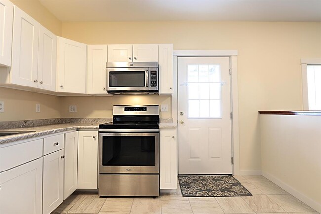 Kitchen and entrance - 881-1 Concord Ave