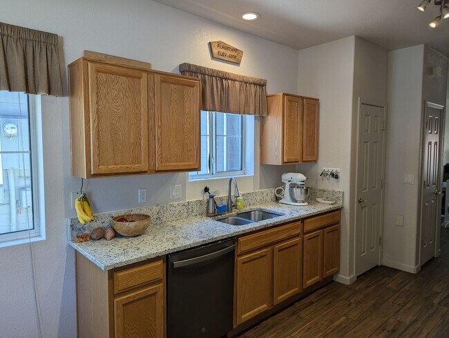 Foto del edificio - COMING SOON in August! Furnished Townhome in Boulder Pointe with All Utilities included - 3 bedro...