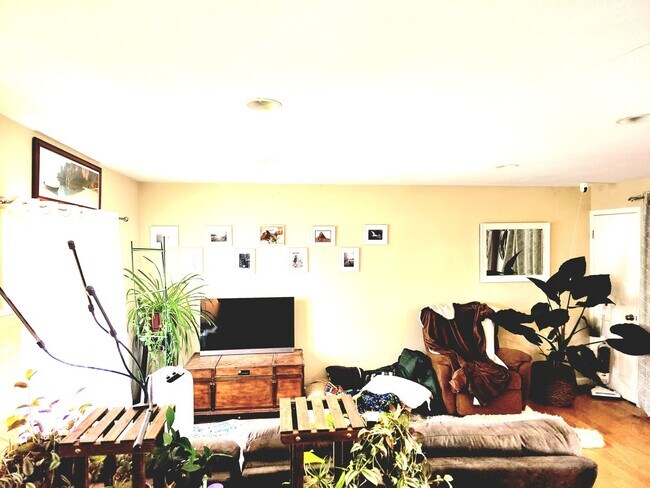 Building Photo - Great Location! Charming Ranch in Universi...