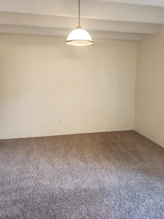 Building Photo - 1033 Madeira Dr SE