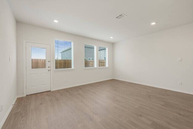 Building Photo - 727 Cloverwood Dr
